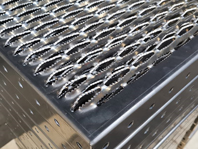 冲孔防滑板图片2