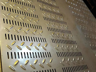 冲孔防滑板图片4